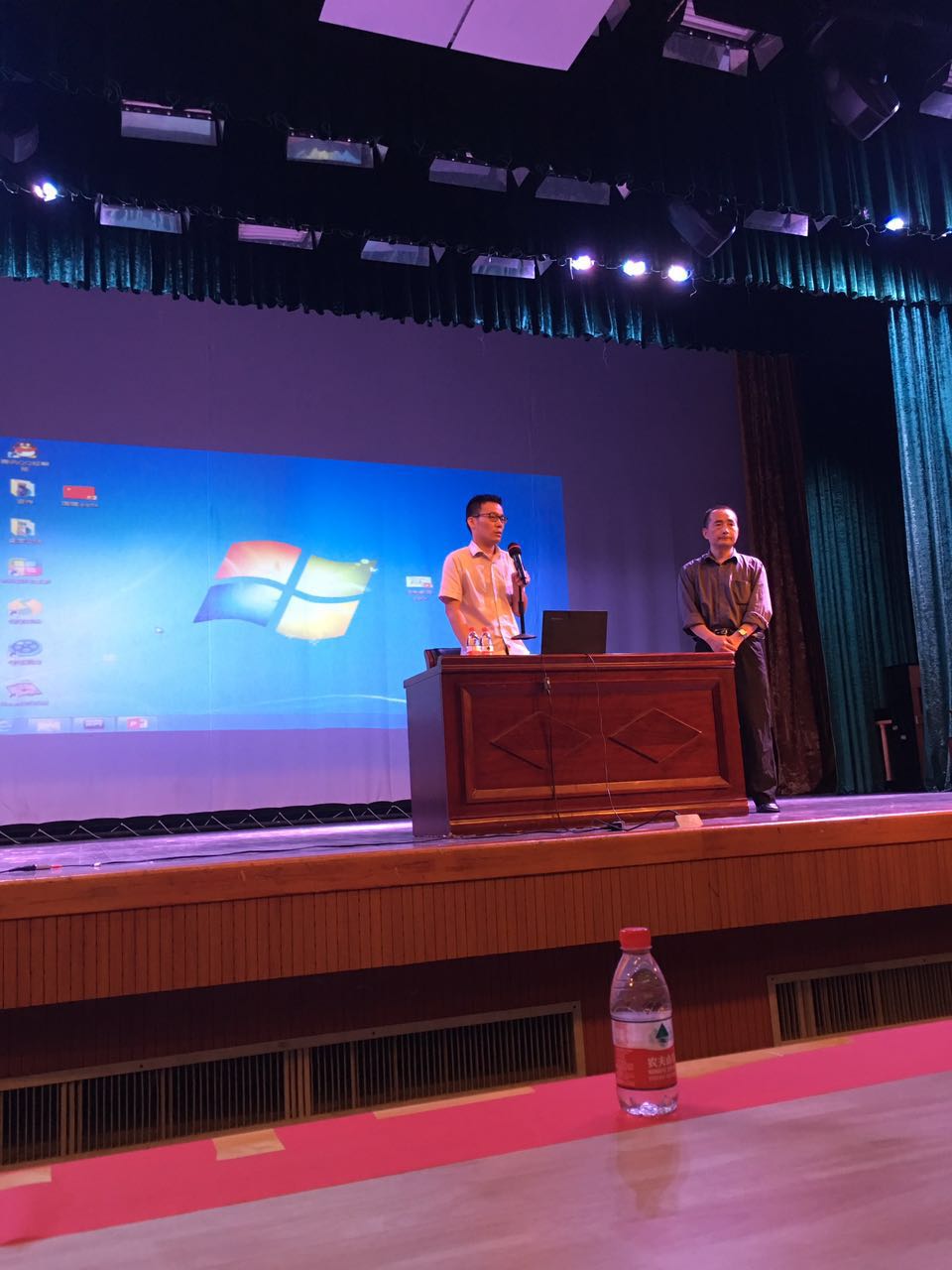与法治同行 为成长护航